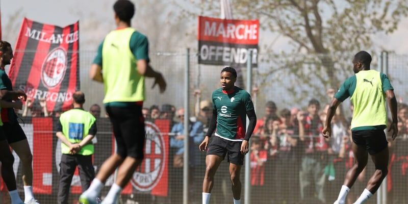 Il Milan non cammina solo: in quattromila a Milanello per il divieto Napoli. E Leao...&nbsp;&nbsp;
