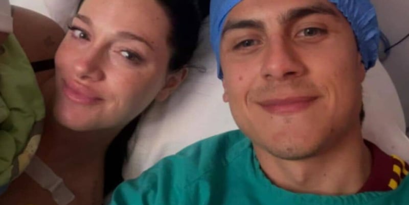 Dybala in sala parto con la maglia della Roma. Svelato il motivo per cui non mostra la figlia&nbsp;