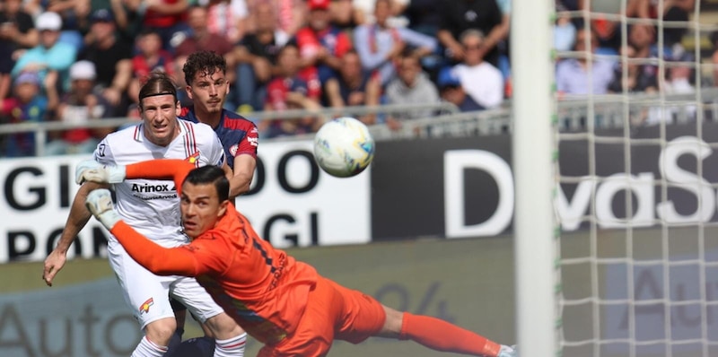 Il Cagliari torna a vincere e ritrova Belotti: basta Sebastiano Esposito per battere la Cremonese