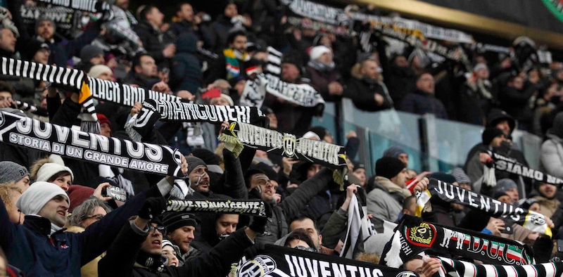 Picchiato dal branco per una felpa della Juventus: studente finisce in ospedale ad Ancona