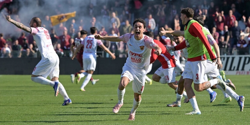 Benevento in festa, &egrave; di nuovo in Serie B dopo tre anni: a Salerno la vittoria decisiva