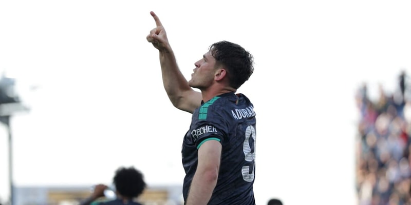 Il Venezia vince ma rimanda la festa promozione: tris del Frosinone, il Palermo non va oltre il pari