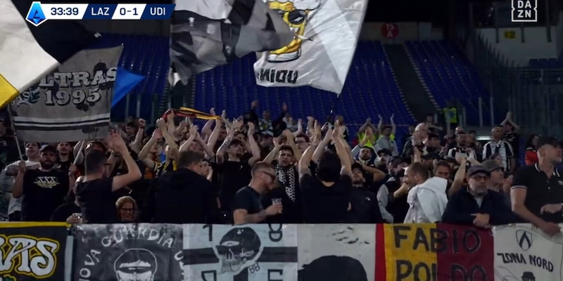 I tifosi dell'Udinese celebrano il gemellaggio con la Roma all'Olimpico contro la Lazio: il dettaglio non passa inosservato