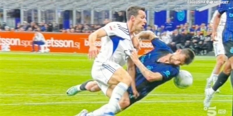 Acerbi tira gi&ugrave; Douvikas e si porta via la maglia: Inter-Como, per Sozza &egrave; tutto ok