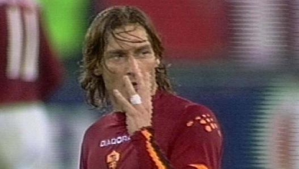 "Quattro, zitto e vai a casa". Da Totti a Barella, quando il gesto diventa cult