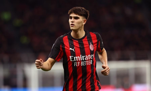 Deve entrare in campo ma è terrorizzata: Bartesaghi calma una bimba tenendola in braccio