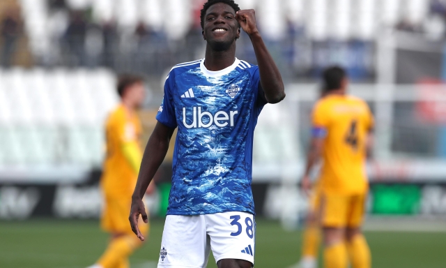 Difesa a tre e Diao centravanti: Como, le mosse di Fabregas per sfatare il tabù Inter