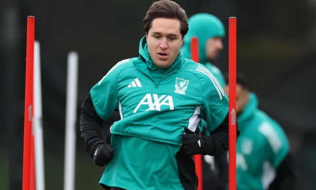 Caso Chiesa: lascia la Nazionale, si allena con il Liverpool e Slot dice che "sta bene". Ed è bufera social