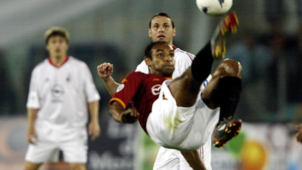 I 50 anni del Puma Emerson nello zoo del calcio: asini, anatre, castori, giraffe, colibrì...