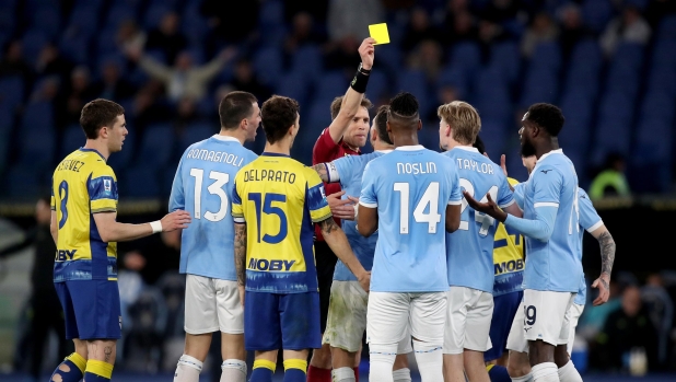 Le pagelle degli arbitri: Marcenaro 5, quanti dubbi a Roma. Abisso 5, cartellini ballerini...