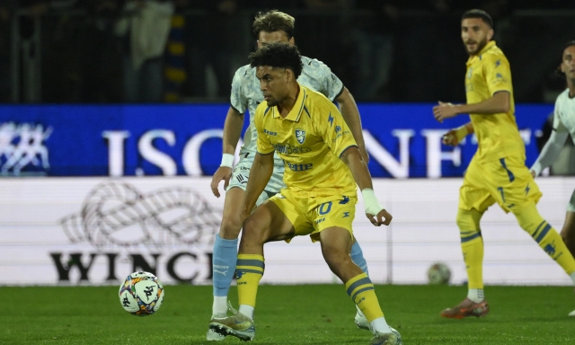 Il Frosinone scappa con una Magia di Calò, il Palermo si salva all'89', ma il pari non accontenta nessuno