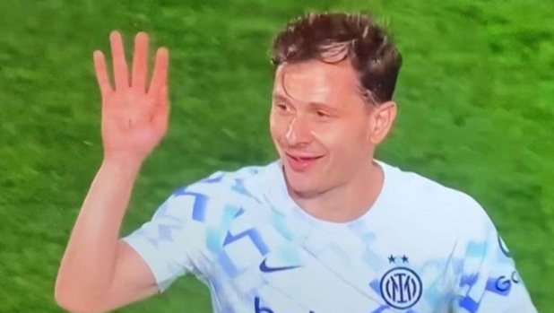 Como, bordate di fischi a Barella. E lui si "vendica": esce dal campo e saluta facendo 4 con la mano