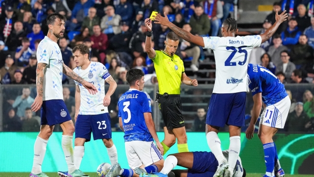 Le pagelle degli arbitri: a Massa incertezze da 4 a Como. Rapuano, quei due rossi a Genova...