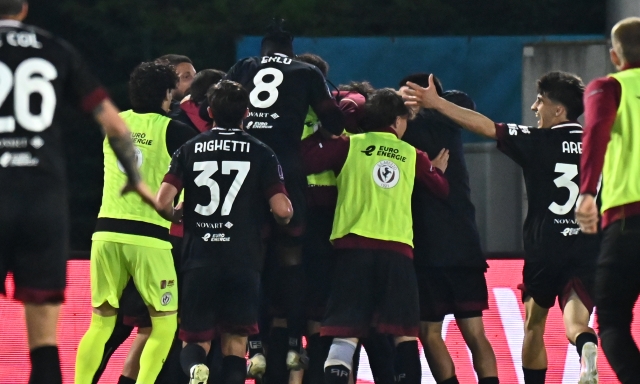 Che poker l'Arezzo, ma l'Ascoli non molla: continua la corsa a due in vetta. Tonfo Perugia