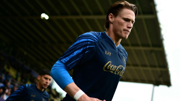 Napoli, McTominay si regala una statua di Maradona per il giardino