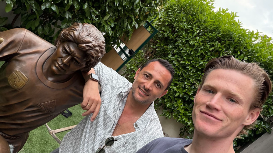 McTominay pazzo di Napoli: svelata la statua di Maradona in giardino