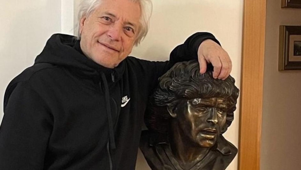 Napoli, Nino D’Angelo arreda casa con un busto di Diego Maradona