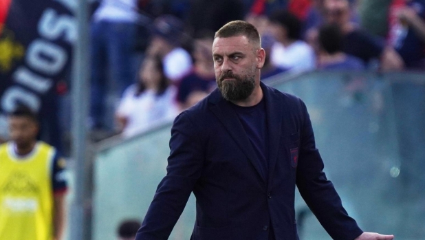 Genoa, De Rossi: "Como imprevedibile. Turnover? Qualcosa cambierò, ma nessun tappeto rosso"