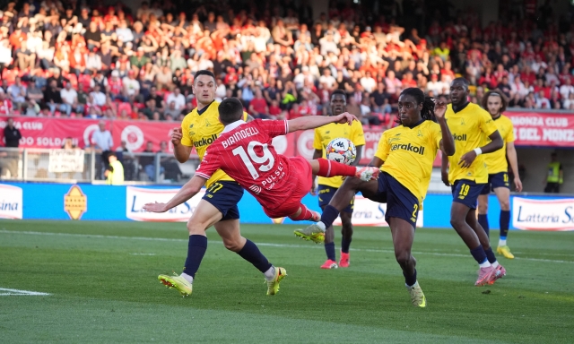 Colpo Monza: l'acrobazia di Birindelli stende il Modena e vale il primo posto. Ora Avellino-Bari