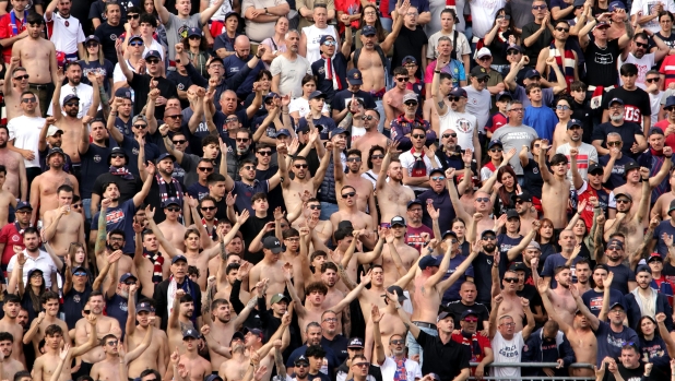 Cagliari, il figlio di Gigi Riva in curva con i tifosi