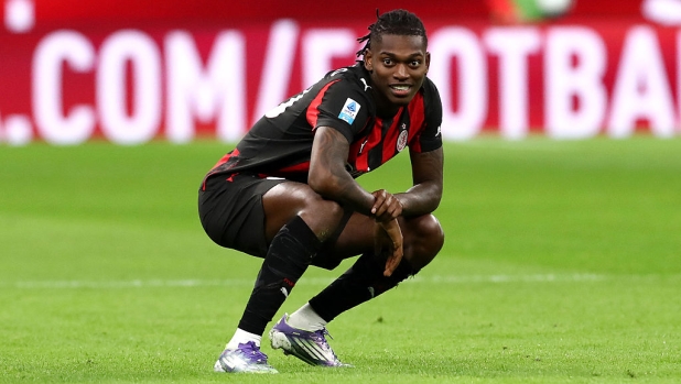 Dalle "surfate" ai fischi: i 9 momenti clou della parabola di Leao al Milan