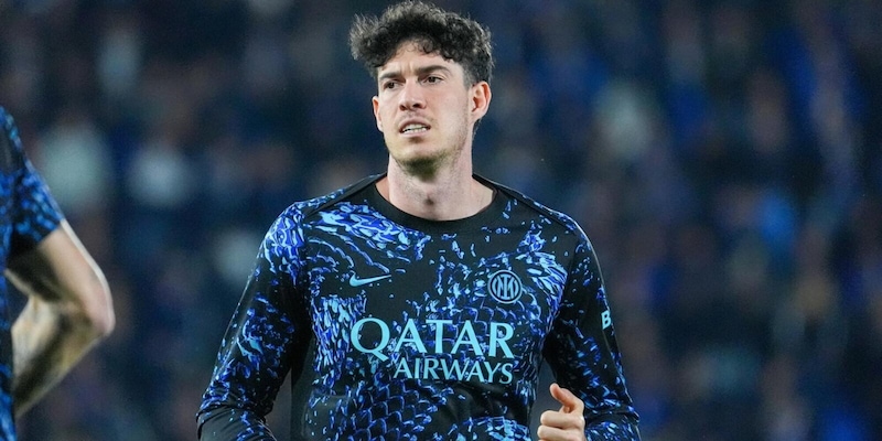 Bastoni, l&rsquo;abbraccio di San Siro con il futuro in bilico: ci sar&agrave; per la notte decisiva