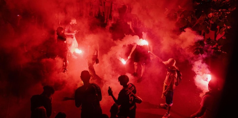 Guerriglia a Parigi dopo la vittoria del Psg in Champions: c'&egrave; un morto nel bilancio drammatico degli scontri