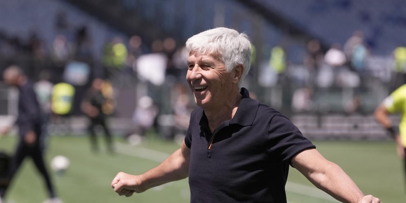 Gasperini da sogno, impazzisce sotto la Sud e fa l'inchino. Poi si emoziona: "Aver conquistato la gente vale pi&ugrave; di uno scudetto"