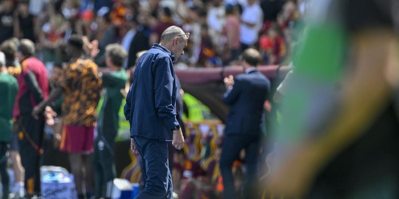Sarri e le mille domande sul futuro: "Ma nessuno parla del derby?". Poi la stoccata alla societ&agrave;
