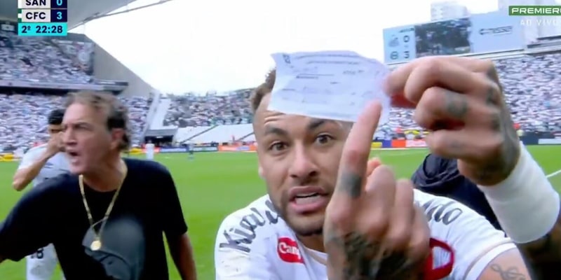 Neymar viene sostituito "per errore" con il Santos: la sua reazione &egrave; virale