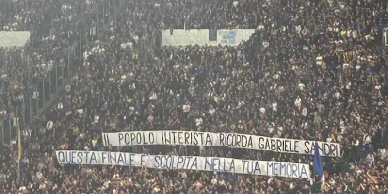 L'Olimpico si emoziona per Gabriele Sandri: lo striscione della Curva dell'Inter, tutto lo stadio reagisce cos&igrave;