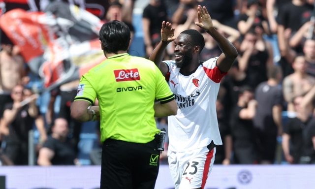 Tomori, che disastro: espulso per doppio giallo, Milan in 10 dal 24' contro il Sassuolo
