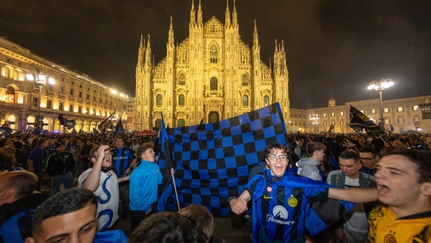 Cori, sfottò e cravatte col numero 21: la pazza notte interista a Milano