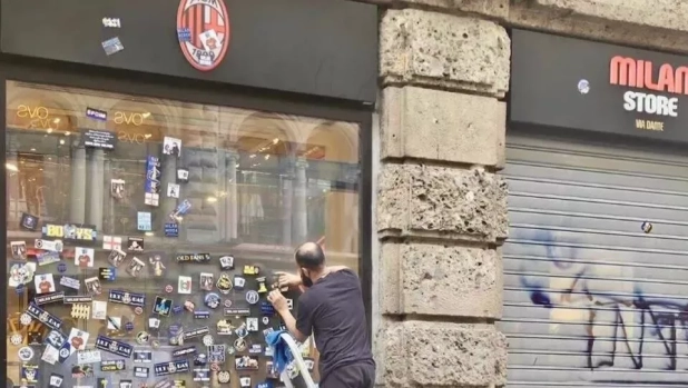 Scudetto dell'Inter, durante i festeggiamenti imbrattato il Milan Store di Milano