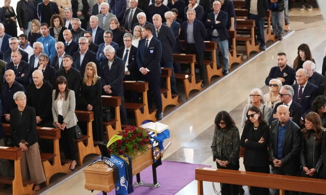 Funerali di Beccalossi, sul feretro la maglia n. 10 dell'Inter. Da Pio Esposito a Zanetti, tanti i nerazzurri presenti