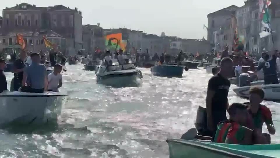Venezia, corteo lungo il Canal Grande per festeggiare la Serie A