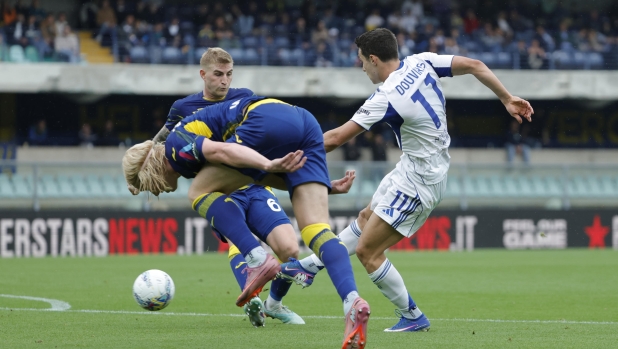 Verona-Como, le pagelle: Douvikas decisivo, 6,5. Edmundsson, errore fatale, 5