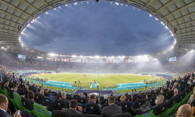 Derby di Roma, Napoli, Juve, Milan e Como in campo domenica alle 12.30. Ma la palla ora passa al Viminale...