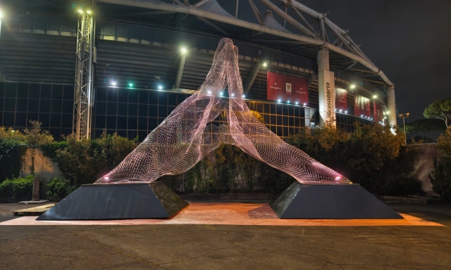 'Together' allo stadio Olimpico: la scultura di Lorenzo Quinn per la finale di Coppa Italia