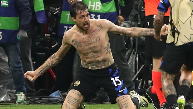 Acerbi, dalle mani al cielo al gol al Barça: nell'ultima corsa in nerazzurro c'è la sua vita