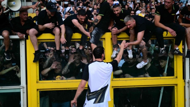 Dal tifoso ferito a Locatelli che parla con gli ultras: tutto quello che è successo prima del derby