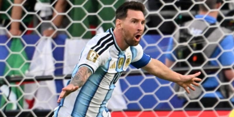 &Egrave; subito l'Argentina di Messi: storica tripletta e record. L'Algeria si inchina