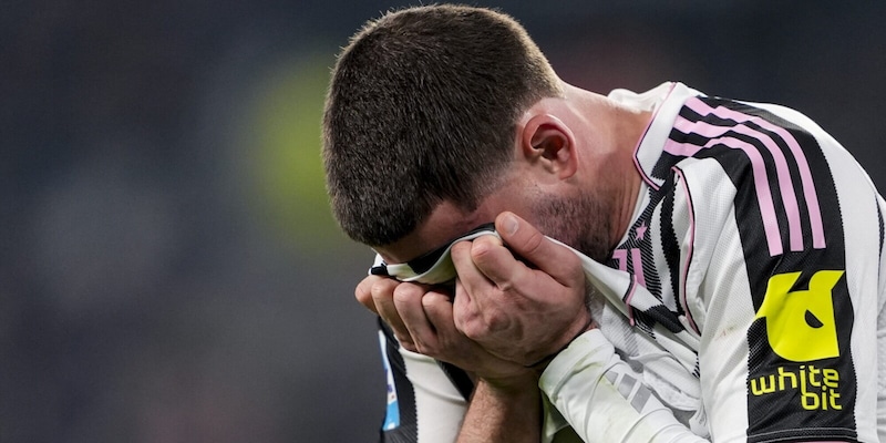 Spogliatoio spaccato, invidie, gelosie e silenzi: Vlahovic e la Juve, tutti i retroscena