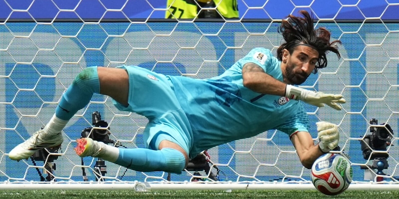 Dai pascoli del Kurdistan al Mondiale: chi &egrave; Beiranvand, l'eroe che ha fermato il Belgio di Lukaku