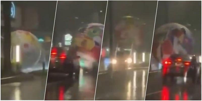 Mondiali, un pallone gigante invade le strade e si schianta contro un camion: cosa &egrave; successo