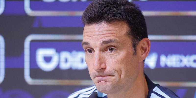 Scaloni fa chiarezza su Messi: "Devo parlargli". E sull&rsquo;infortunio del Dibu Martinez&hellip;