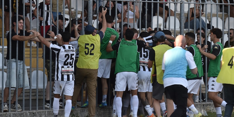 L'Ascoli torna in Serie B dopo due anni: battuto il Brescia per 3-0. &Egrave; festa al Del Duca