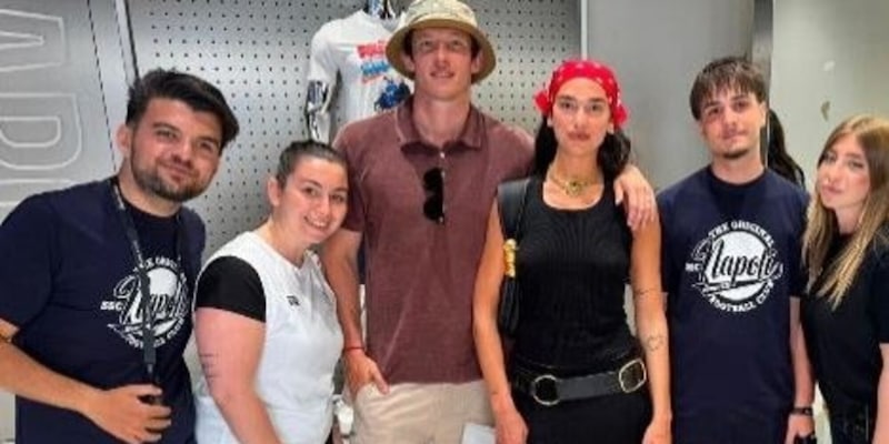 Due Lipa e Callum Turner a Napoli: shopping nello store del club per i neosposi