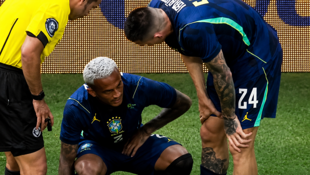 Ahi, Brasile! Si fa male Wesley, lacrime e Mondiali a rischio. Ancelotti: "Un peccato perderlo"