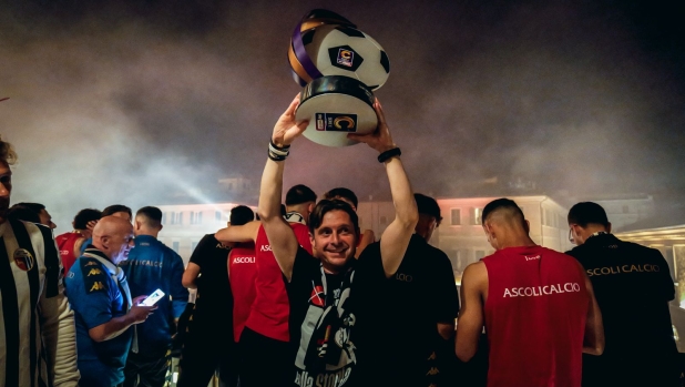 Ascoli in B, il sindaco tifoso esulta: "Al Del Duca sempre in curva, a casa le foto di Rozzi e Mazzone"